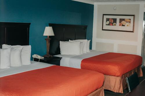 Victorian Inn & Suites - image 12