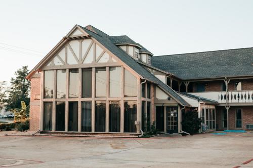 Victorian Inn & Suites - image 10