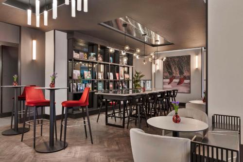 Radisson RED London Heathrow - image 7