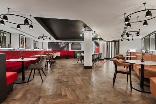 Radisson RED London Heathrow - image 11