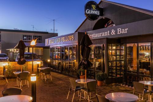 Restaurant, Twin Peaks Lakeside Inn in Taupo