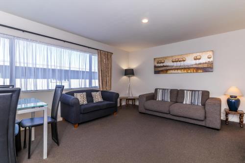 Twin Peaks Lakeside Inn Located in Taupo Central, Twin Peaks Lakeside Inn is a perfect starting point from which to explore Taupo. Featuring a complete list of amenities, guests will find their stay at the property a comfort