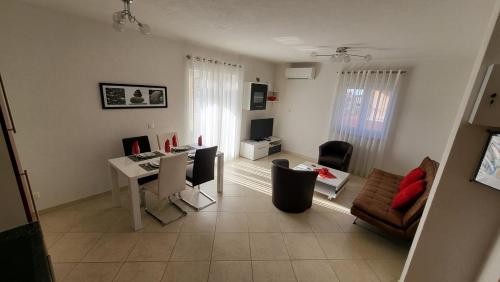 Apartments with a parking space Buzinija, Novigrad - 22057 in Dajla