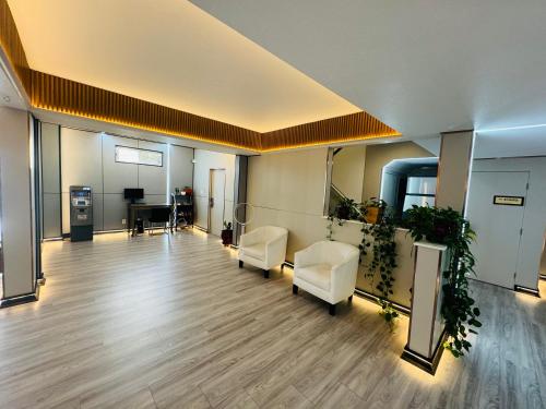 Lobby, Ramada by Wyndham San Diego Airport in Roseville-Fleet Ridge