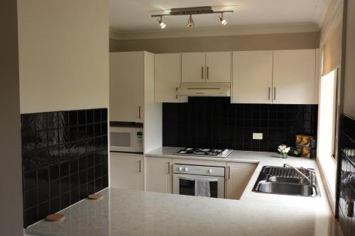 keuken, Cootamundra Heritage Motel & Apartments in Cootamundra