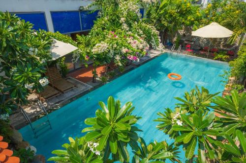 Yellow Daisy Pool Villas