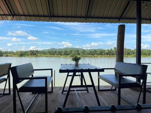 Restaurant, Huather Villa & Cafe in Lang Suan