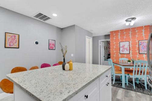 Groovy Funhouse Getaway - 4 bdrm near Legoland Groovy Funhouse Getaway - 4 bdrm near Legoland