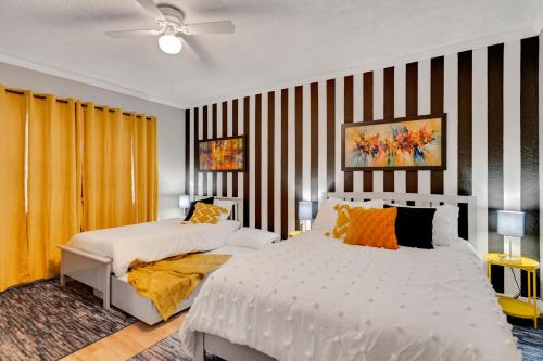Groovy Funhouse Getaway - 4 bdrm near Legoland in Eagle Lake