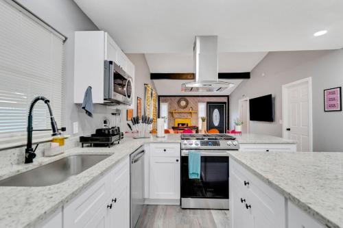 Groovy Funhouse Getaway - 4 bdrm near Legoland Groovy Funhouse Getaway - 4 bdrm near Legoland