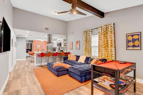 Groovy Funhouse Getaway - 4 bdrm near Legoland in Winter Haven, USA