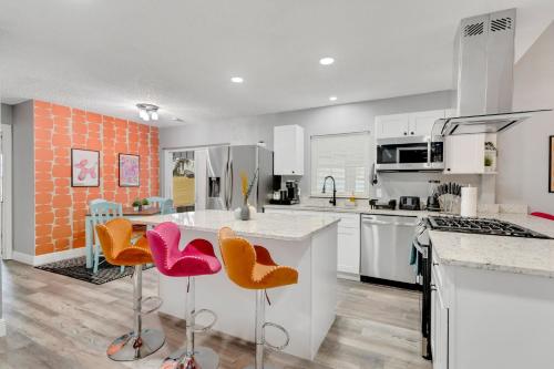 Groovy Funhouse Getaway - 4 bdrm near Legoland in Eagle Lake