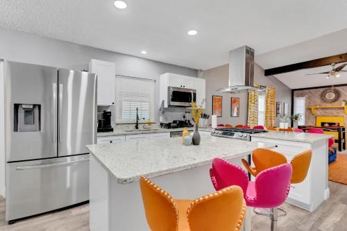 Groovy Funhouse Getaway - 4 bdrm near Legoland in Eagle Lake