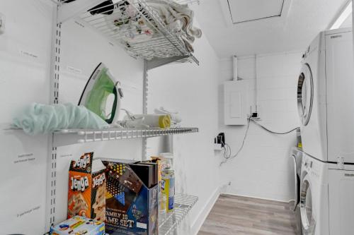 Groovy Funhouse Getaway - 4 bdrm near Legoland Groovy Funhouse Getaway - 4 bdrm near Legoland