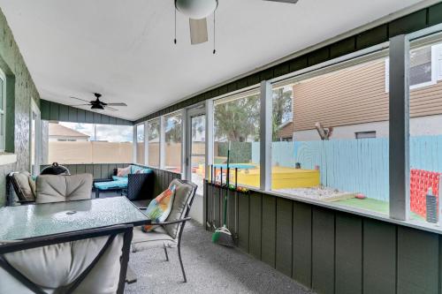 Groovy Funhouse Getaway - 4 bdrm near Legoland Groovy Funhouse Getaway - 4 bdrm near Legoland