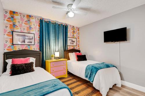 Groovy Funhouse Getaway - 4 bdrm near Legoland Groovy Funhouse Getaway - 4 bdrm near Legoland