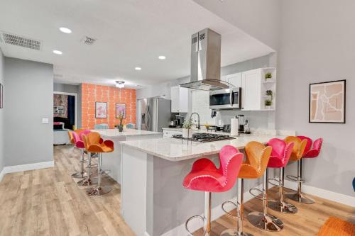 Groovy Funhouse Getaway - 4 bdrm near Legoland Groovy Funhouse Getaway - 4 bdrm near Legoland