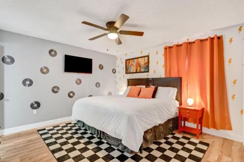 Groovy Funhouse Getaway - 4 bdrm near Legoland in Winter Haven, USA