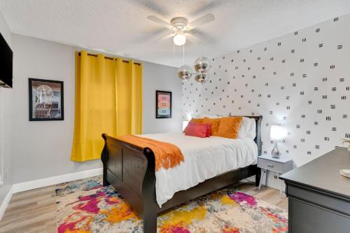 Groovy Funhouse Getaway - 4 bdrm near Legoland in Winter Haven, USA