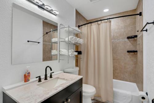 Groovy Funhouse Getaway - 4 bdrm near Legoland Groovy Funhouse Getaway - 4 bdrm near Legoland