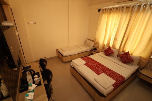 1 double bed, 1 twin bed