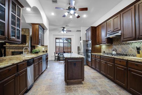 Luxury 5-bedroom house, Green belt, Majestic Oak Trees, Hot Outdoor 8 Person Spa. in Austin, USA