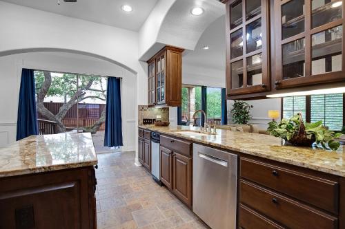 Luxury 5-bedroom house, Green belt, Majestic Oak Trees, Hot Outdoor 8 Person Spa. in Austin, USA