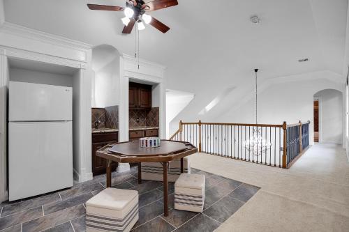 Luxury 5-bedroom house, Green belt, Majestic Oak Trees, Hot Outdoor 8 Person Spa. in Austin, USA