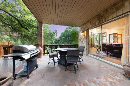 Luxury 5-bedroom house, Green belt, Majestic Oak Trees, Hot Outdoor 8 Person Spa. in Austin, USA
