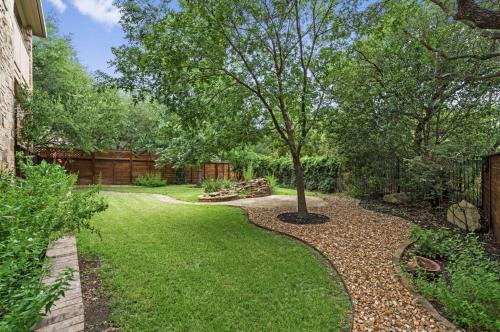 Luxury 5-bedroom house, Green belt, Majestic Oak Trees, Hot Outdoor 8 Person Spa. in Austin, USA