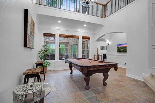 Luxury 5-bedroom house, Green belt, Majestic Oak Trees, Hot Outdoor 8 Person Spa. in Austin, USA