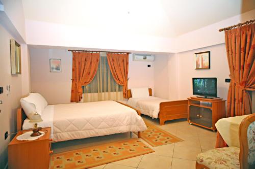 Triple Room with Balcony image 10