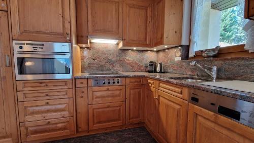 Kitchen, Chesa Bellaval, Haus la Vuolp 3-Zimmerwohnung in Silvaplana