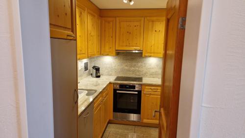 Kitchen, Chesa Bellaval, Haus la Vuolp 2 1 2-Zimmerwohnung in Silvaplana