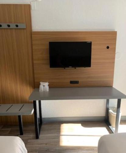 Motel 6 Santa Ana, CA Room Type - 1 King Bed  Mobility Accessible Tub, Non Smoking