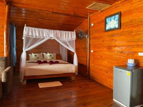 2 queen beds, 1 twin bed
