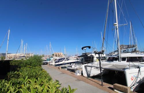 MARCOGVOILE - Golfe de Saint-Tropez - Agréable T2 cabine avec vue sur la marina - Location saisonnière - Cogolin