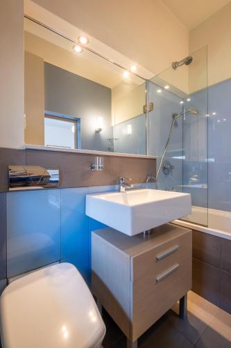 Modern yet Rustic Style City Centre Apt 2BR/2BTH, Sofia (Foto 6)