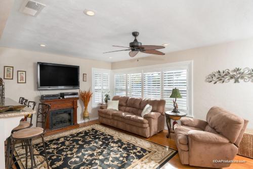 Coastal Cottage Haven StayCoastal Vacations in Oceanside, USA