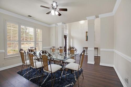 *Hot Spa*Beautiful 4 Bedroom, private Nature view in Austin, USA