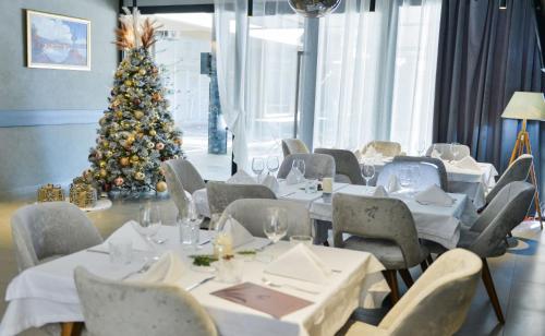 Restaurant, Magnolia Place in Town Center