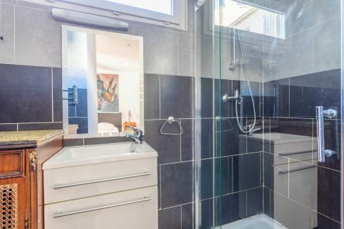 1 bedroom apartment in La Plaine - 샤워실