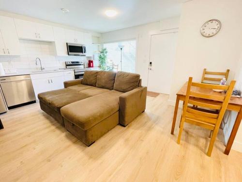 New 2BR Garden Suite,2Bath,AC,EV,Parkin,WIFI,Netfl in Port Coquitlam, Canada