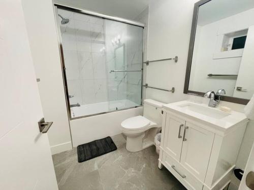 New 2BR Garden Suite,2Bath,AC,EV,Parkin,WIFI,Netfl in Port Coquitlam, Canada