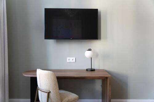 Extra Large Studio with Kitchen and Sofa Bed - no AC image 2