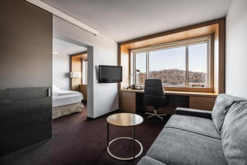 Executive Suite image 3