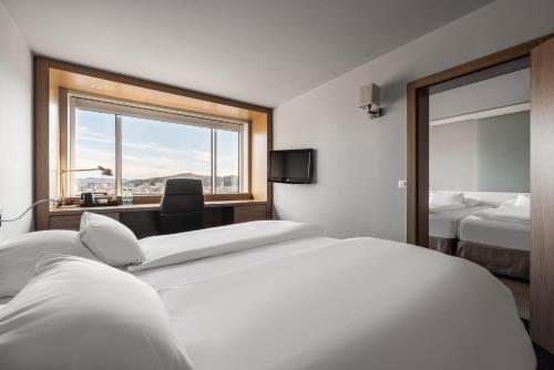 Executive Double or Twin Room with Castle View image 2