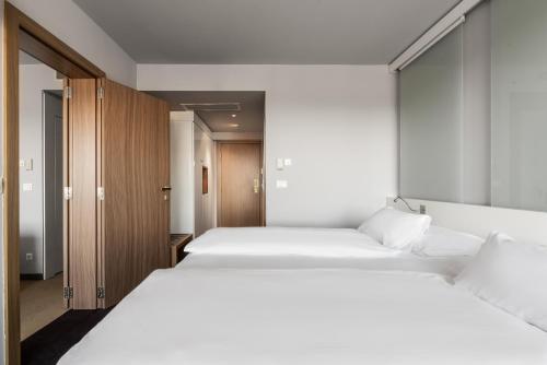 Executive Double or Twin Room with Castle View image 3