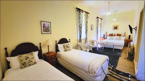 1 queen bed, 2 twin beds