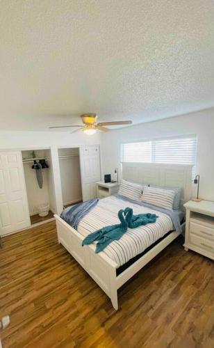 Large 1 Bdr steps to Beach + Parking (Catalina)